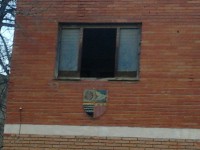 /album/la-bobila-de-viladecans/ventana-y-escudo-de-la-oficina-jpg/
